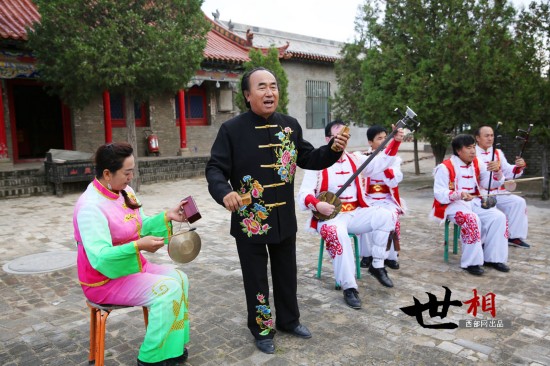 长城边上的陕北说书人 庙会上说唱不一样的榆