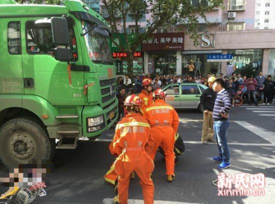 上海临平北路一女子被压在土方车下 生死未卜