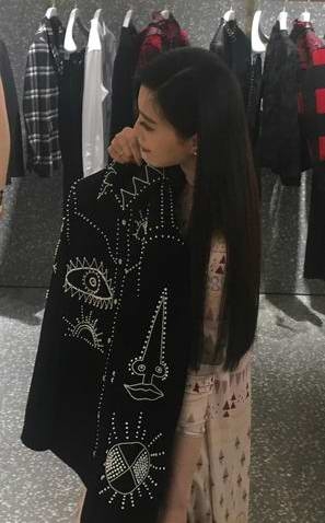 李晨包场看电影 深夜狂撒狗粮秀恩爱 网友直呼