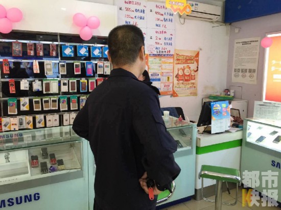 西安一小伙持刀大闹手机店 被抓后一查竟是逃