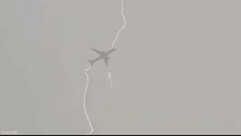 惊险!视频拍摄冰岛客机被闪电击中画面