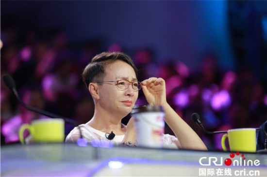 冯小刚曝宋丹丹常深夜独醉 忆辛酸事泪洒《笑