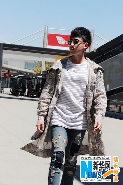 张睿澳洲录制综艺节目 机场休闲装扮帅气十足