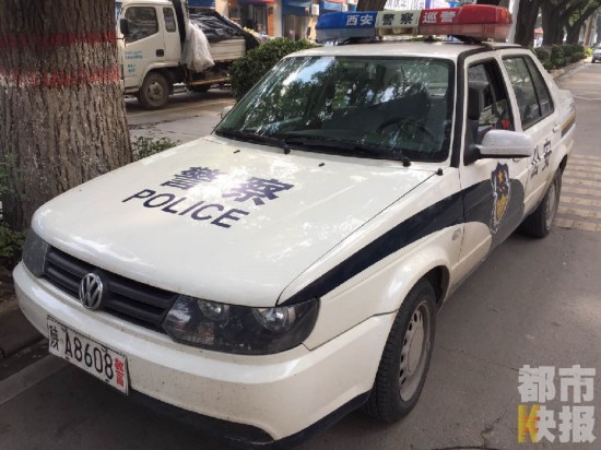 西安一小伙持刀大闹手机店 被抓后一查竟是逃