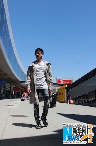 张睿澳洲录制综艺节目 机场休闲装扮帅气十足