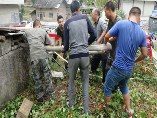 关中坝联合县消防队为群众送去及时雨