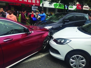 奔驰在南京闹市接连撞人撞车 一老人身亡