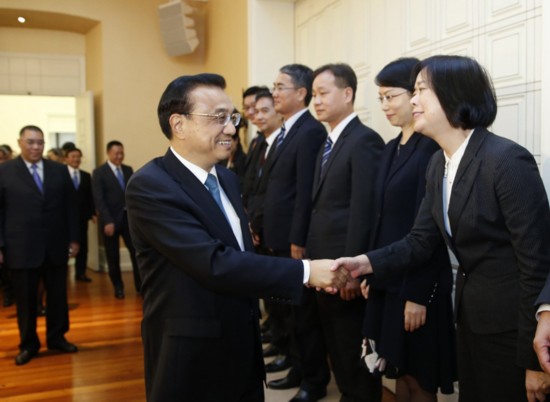 10月10日，国务院总理李克强在澳门特别行政区行政长官崔世安陪同下，来到特区政府总部视察。在与特区政府各司局长合影后，李克强听取特区政府工作汇报并作重要讲话。