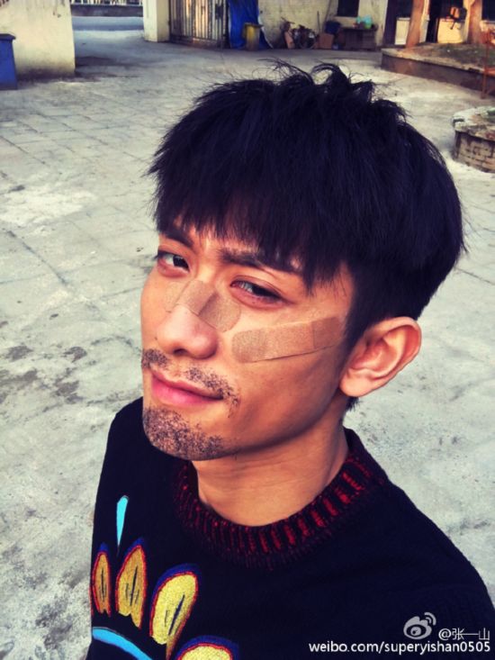 张一山新戏变沧桑汉子 脸留胡子贴胶布(组图)