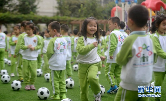 让孩子在运动中成长 扬州一幼儿园上演 足球操