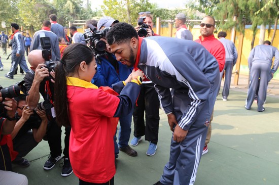 鹈鹕队亮相NBA关怀行动 与学生亲切互动