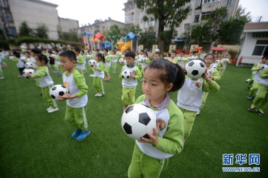 让孩子在运动中成长 扬州一幼儿园上演足球操