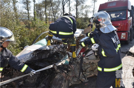 榆林三岔湾一小轿车与半挂车相撞 轿车司机遇