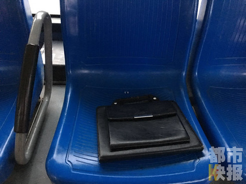 西安8路公交车司机车厢捡到平板电脑 急寻失主