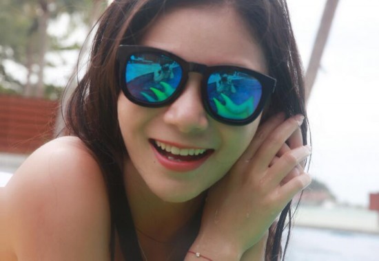 何姿变性感比基尼女郎 墨镜倒影泄露了掌镜的