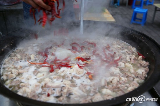 高清组图:天气渐冷 街头大铁锅炖羊肉吸引食客