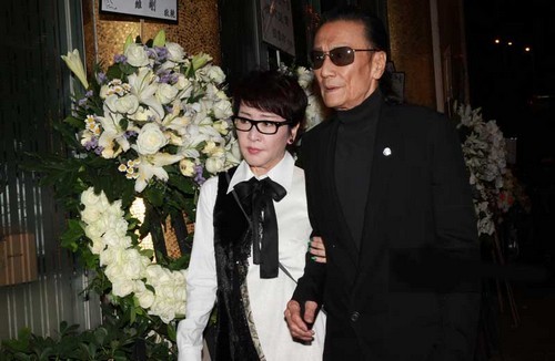 刘銮雄巧遇旧爱李嘉欣 郑裕彤葬礼大刘拄拐李