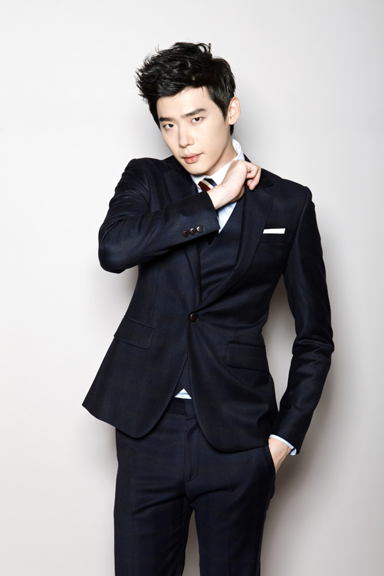 杨洋西装造型硬朗英气 王凯池昌旭朴宝剑宋仲