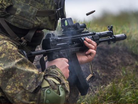 俄军测试新型AK-12步枪和战士单兵装备(组图