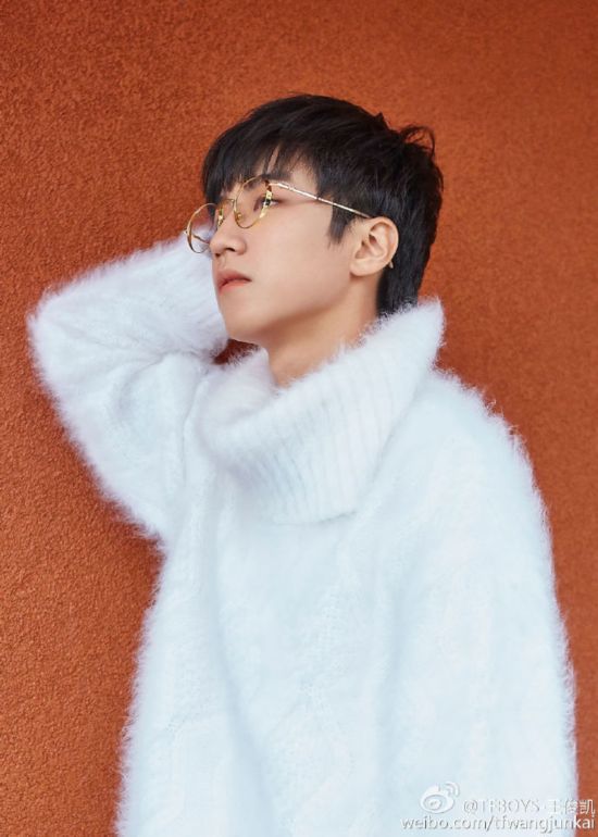 王俊凯晒街拍美少年初长成 揭TFBOYS王俊凯