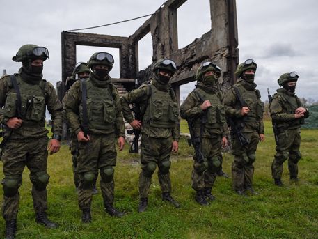 俄军测试新型AK-12步枪和战士单兵装备(组图