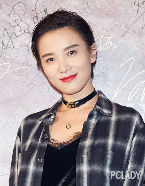 从浅金粉紫到回归深发色,宋佳晋升短发教科书【2-时尚-人民网