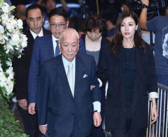 香港顶级富豪郑裕彤出殡 刘銮雄李嘉欣等现身拜祭