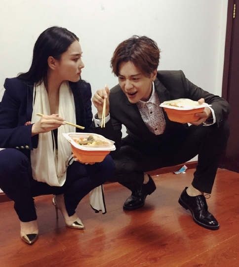 张馨予蹲地吃盒饭 脚踩高跟鞋霸气开腿 尽显女