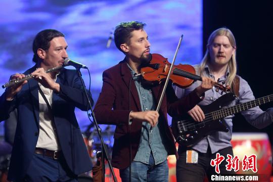 二胡演奏融入欧美民谣 同乐江苏 国际爵士音乐