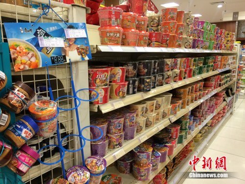 北京一家超市貨架上擺放的方便面。中新網</a> <p  align=