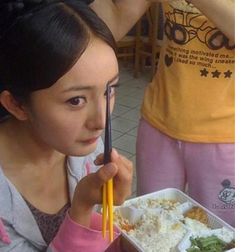 明星的工作餐:杨幂简单 刘涛豪气 吴彦祖最接地