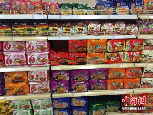 北京一家超市貨架上擺放的方便面。中新網</a> <p  align=