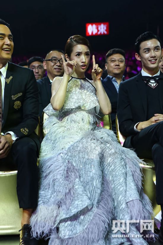 2016金鹰节晚会欢乐多 唐嫣胡歌杨洋齐羞涩(图