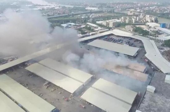 广州白云区物流园大火追踪:老板哭诉没了千万