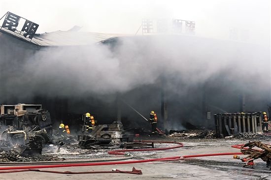 广州白云一物流仓库起大火 存留快递焚毁殆尽