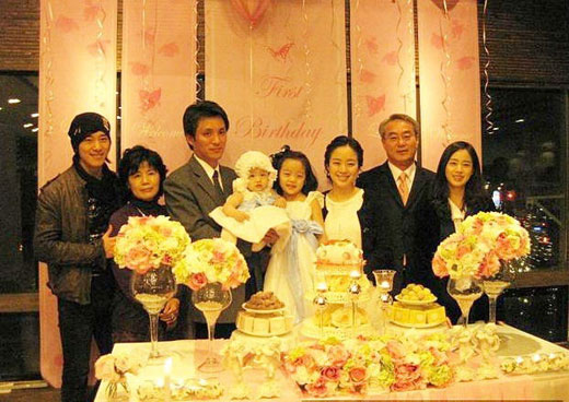 梅婷全家福曝光 宋仲基权志龙权相宇金喜善等韩星晒家庭照秀幸福