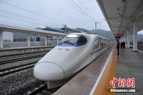 高鐵縮短了出行時間，減少了乘客在火車上對方便面的需求。上圖為資料圖。張斌 攝