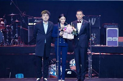 张馨予蹲地吃盒饭 穿高跟鞋霸气全开 粉丝回复