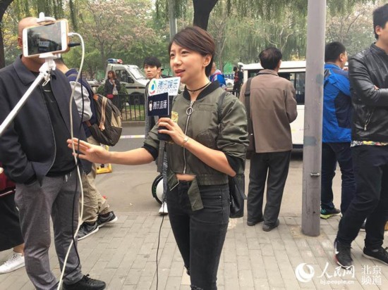 王宝强离婚案开审 法院门外媒体、围观者扎堆