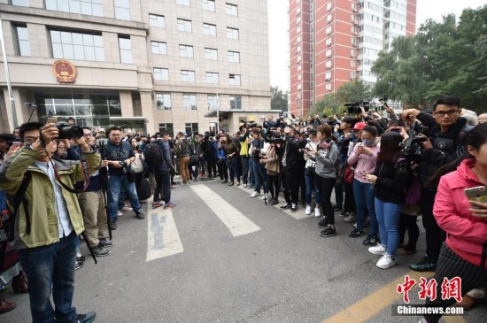 组图:王宝强马蓉离婚案开庭 王宝强戴黑超低调