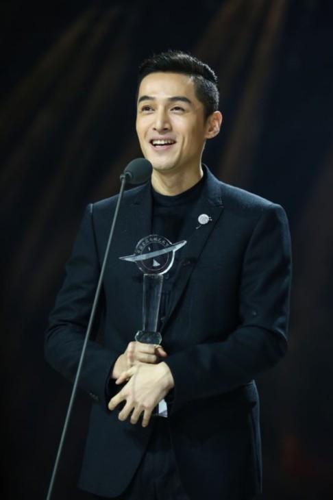 胡歌金鹰节获视帝感动致辞 感谢林依晨说的两