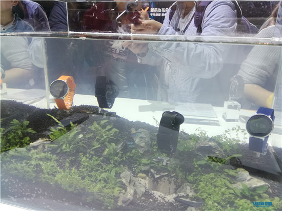 续航持久还防水 荣耀发布首款智能手表S1