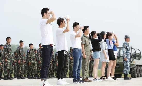 40度高温仍训练 杨幂佟丽娅领衔4女星进部队当