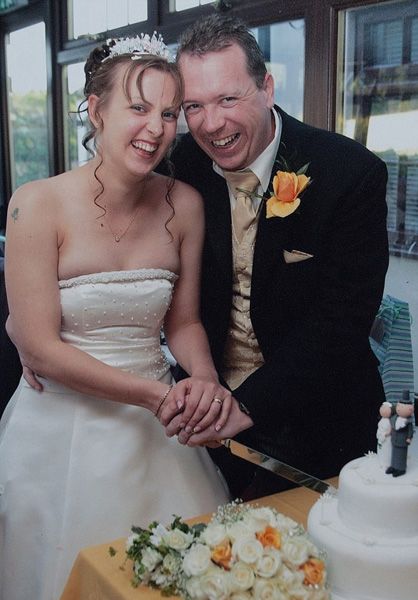 男子重婚网晒结婚照被捕 出狱后抑郁自杀