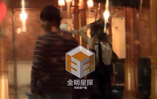 曝周冬雨与前男友复合 两人畅游迪士尼宇宙C