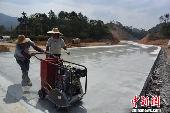 中越边境友谊关:昔日雷场 今成国际物流大通道