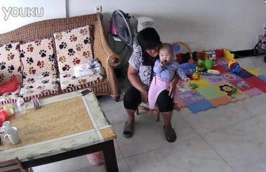 深圳:狠心保姆虐待婴儿 家中监控还原真相