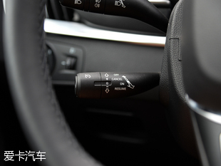 在座椅材质上,荣威RX5全系的两款低配车型,使用的是织物面料.两高清图片