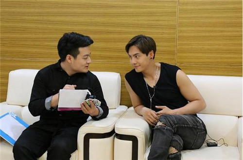 陈伟霆赵丽颖恋爱了?《快乐大本营》陈伟霆那