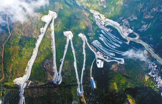 航拍雅康高速施工现场 康定大杠山再现二十四